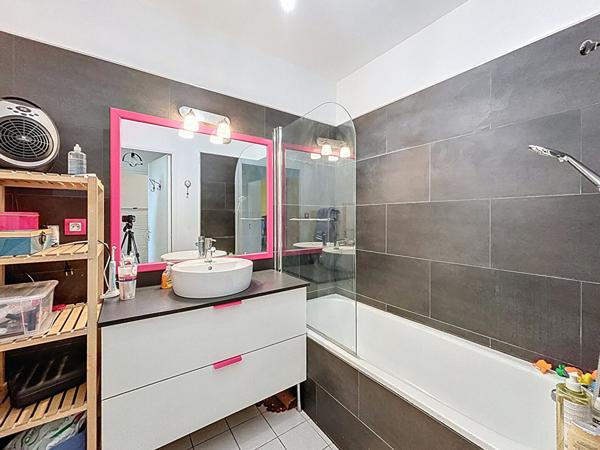 Appartement Type T3 Lyon Monplaisir en étage élevé, garage et cave