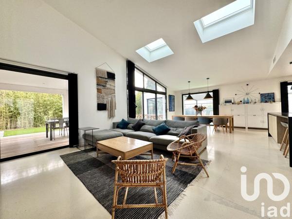 Maison d’architecte 5 pièces de 207 m² à Six-Fours-les-Plages (83140)