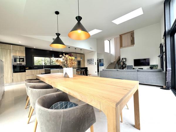 Maison d’architecte 5 pièces de 207 m² à Six-Fours-les-Plages (83140)