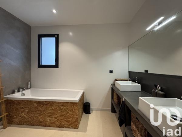 Maison d’architecte 5 pièces de 207 m² à Six-Fours-les-Plages (83140)