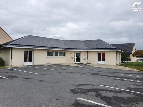 Un immeuble à usage de cabinet paramédical de plain pied avec places de parking