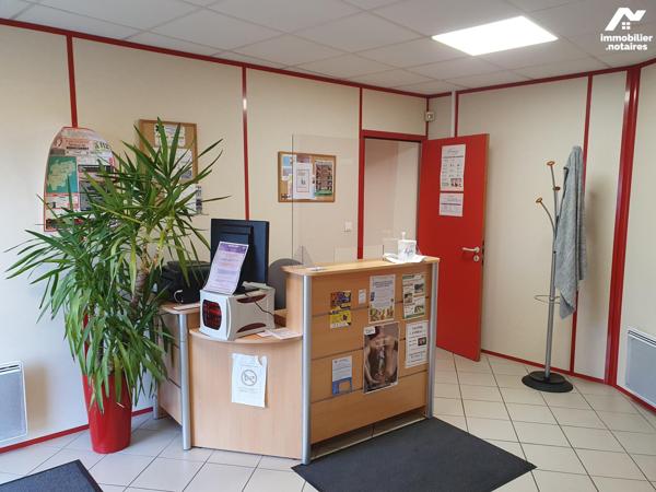 Un immeuble à usage de cabinet paramédical de plain pied avec places de parking