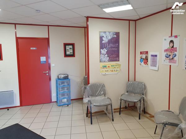 Un immeuble à usage de cabinet paramédical de plain pied avec places de parking