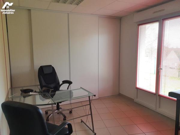 Un immeuble à usage de cabinet paramédical de plain pied avec places de parking