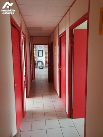 Un immeuble à usage de cabinet paramédical de plain pied avec places de parking