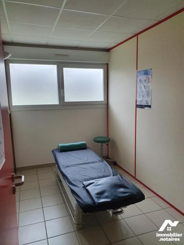 Un immeuble à usage de cabinet paramédical de plain pied avec places de parking