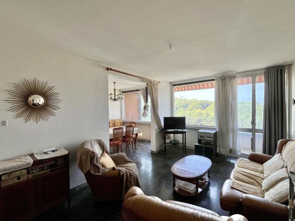 Marseille (13009) T4/5 avec Extérieur, Étage Élevé, Vue Mer, Aucun Vis-à-Vis, Fort Potentiel !