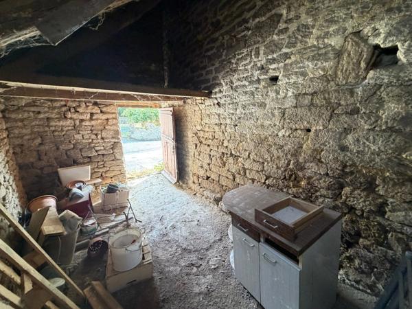 Maison en pierre à rénover entièrement – Beau potentiel au cœur du Croisty