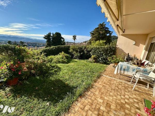 GRASSE - BEAU REZ DE JARDIN DE 105M² AVEC VUE MER