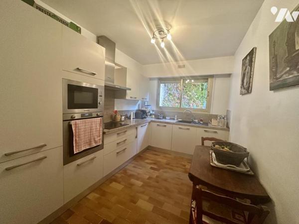 GRASSE - BEAU REZ DE JARDIN DE 105M² AVEC VUE MER