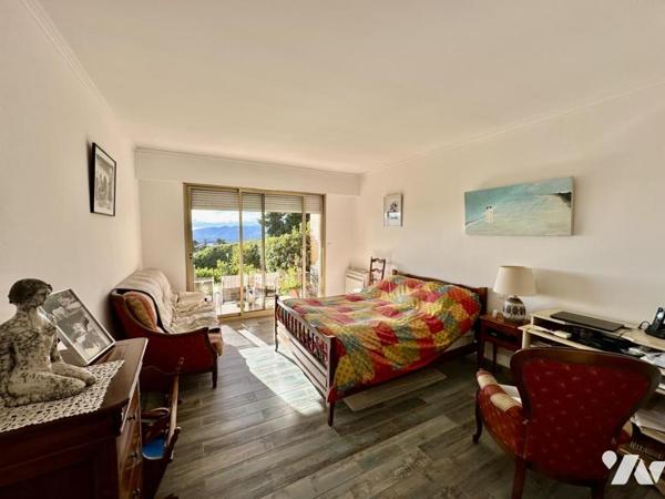 GRASSE - BEAU REZ DE JARDIN DE 105M² AVEC VUE MER