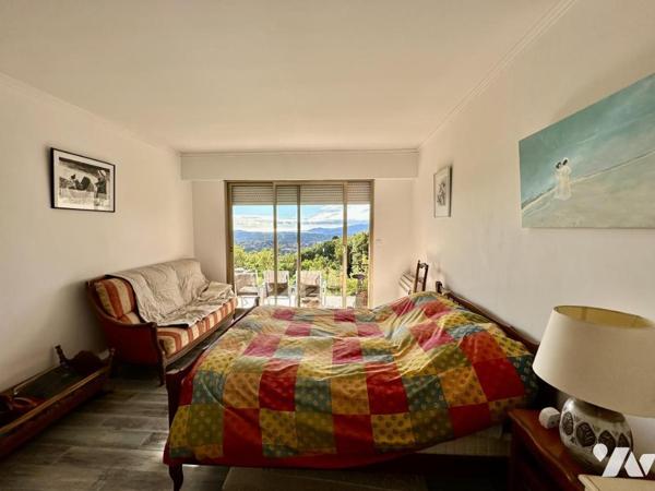 GRASSE - BEAU REZ DE JARDIN DE 105M² AVEC VUE MER