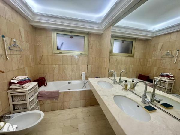 GRASSE - BEAU REZ DE JARDIN DE 105M² AVEC VUE MER