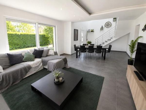 Laissez-vous séduire par cette magnifique maison contemporaine où confort, modernité et qualité de vie se rencontrent.