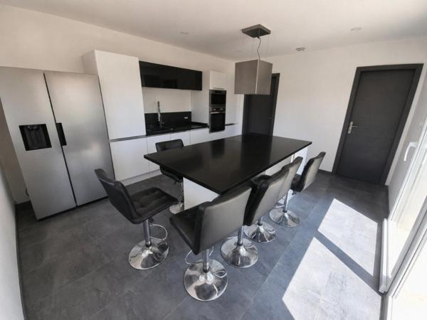 Laissez-vous séduire par cette magnifique maison contemporaine où confort, modernité et qualité de vie se rencontrent.