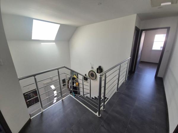 Laissez-vous séduire par cette magnifique maison contemporaine où confort, modernité et qualité de vie se rencontrent.