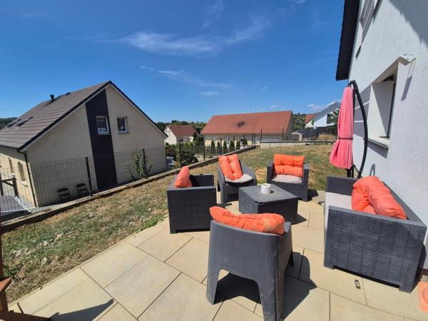 Laissez-vous séduire par cette magnifique maison contemporaine où confort, modernité et qualité de vie se rencontrent.