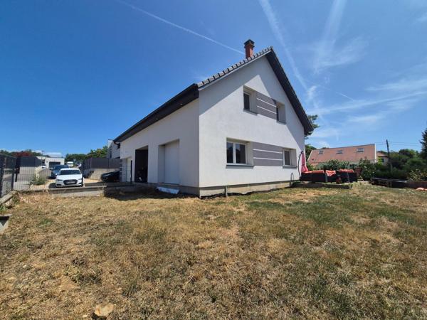 Laissez-vous séduire par cette magnifique maison contemporaine où confort, modernité et qualité de vie se rencontrent.