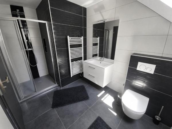 Laissez-vous séduire par cette magnifique maison contemporaine où confort, modernité et qualité de vie se rencontrent.