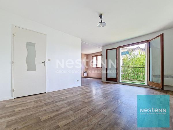 Appartement T1 avec un balcon ainsi qu'une cave dans une résidence sécurisée au centre de Montereau Fault Yonne