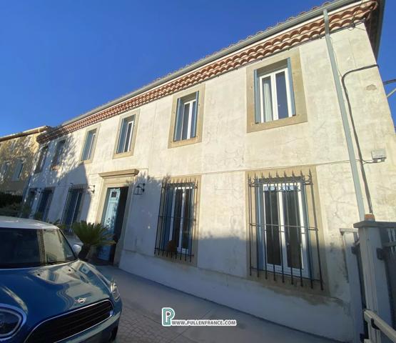 Superbe Maison de Maître avec 2 cours-jardins dans une ville animée des Corbières