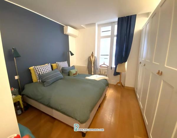 Superbe Maison de Maître avec 2 cours-jardins dans une ville animée des Corbières