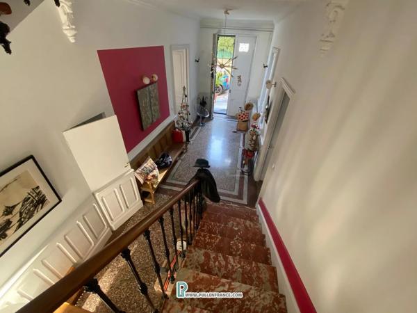Superbe Maison de Maître avec 2 cours-jardins dans une ville animée des Corbières
