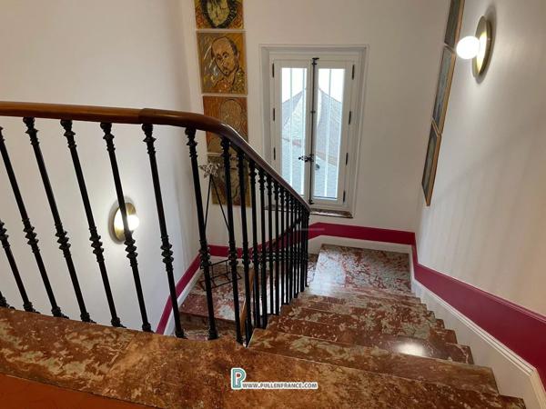 Superbe Maison de Maître avec 2 cours-jardins dans une ville animée des Corbières