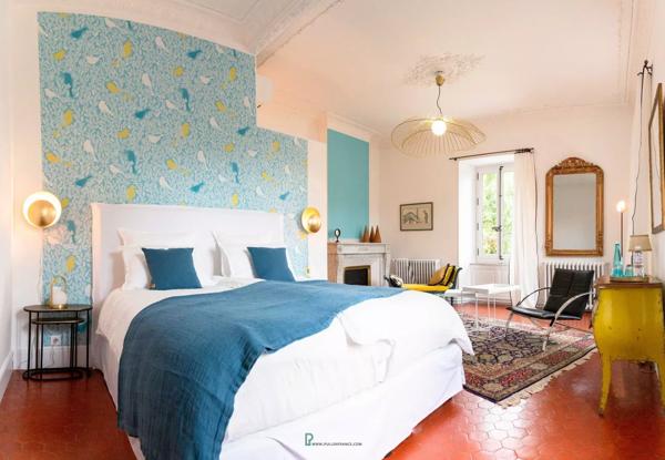 Superbe Maison de Maître avec 2 cours-jardins dans une ville animée des Corbières