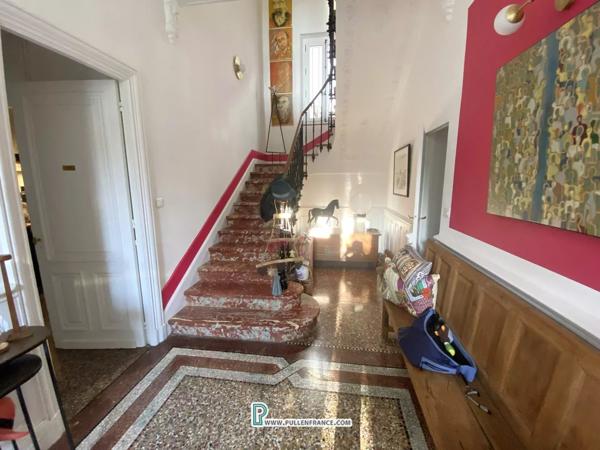Superbe Maison de Maître avec 2 cours-jardins dans une ville animée des Corbières