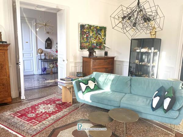 Superbe Maison de Maître avec 2 cours-jardins dans une ville animée des Corbières