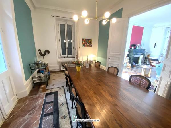 Superbe Maison de Maître avec 2 cours-jardins dans une ville animée des Corbières