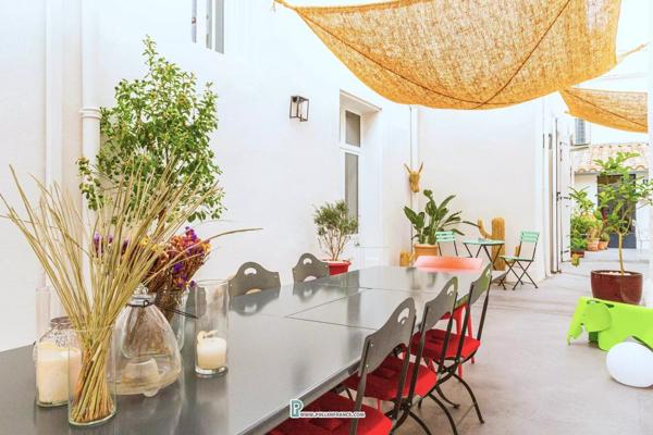 Superbe Maison de Maître avec 2 cours-jardins dans une ville animée des Corbières