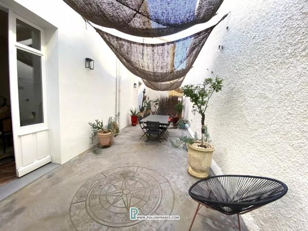 Superbe Maison de Maître avec 2 cours-jardins dans une ville animée des Corbières