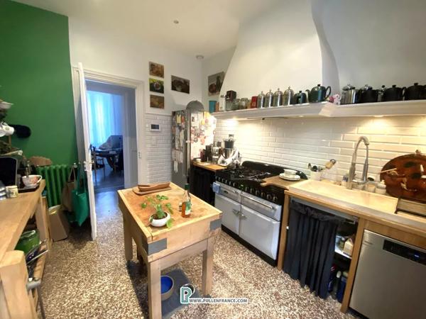 Superbe Maison de Maître avec 2 cours-jardins dans une ville animée des Corbières