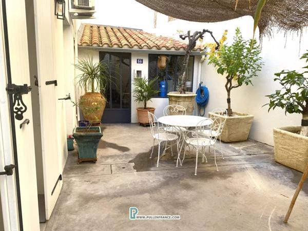Superbe Maison de Maître avec 2 cours-jardins dans une ville animée des Corbières