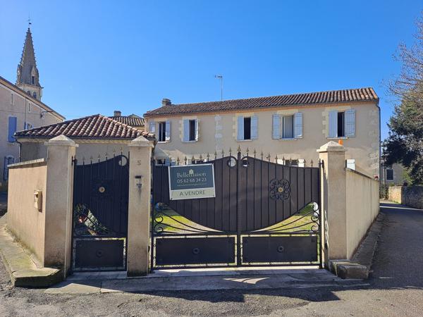 Belle Maison de Ville en Pierre Rénovée avec Appartement, Jardin et Garages