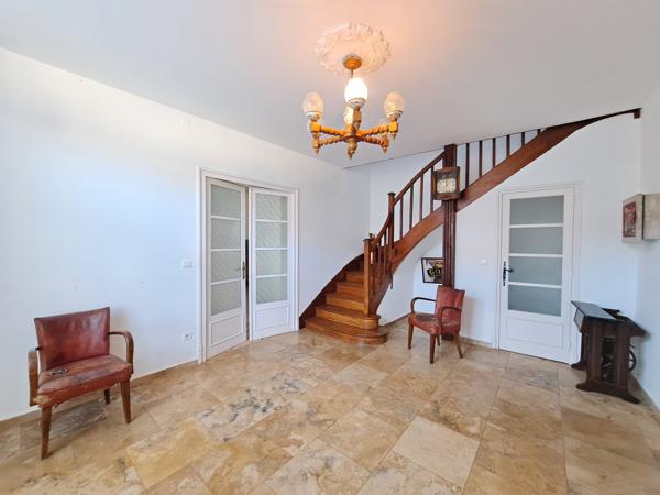Belle Maison de Ville en Pierre Rénovée avec Appartement, Jardin et Garages