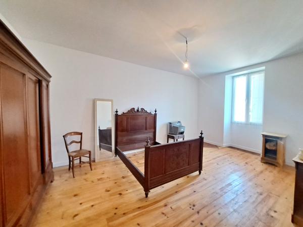 Belle Maison de Ville en Pierre Rénovée avec Appartement, Jardin et Garages