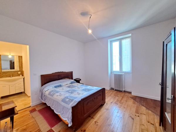 Belle Maison de Ville en Pierre Rénovée avec Appartement, Jardin et Garages
