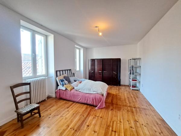Belle Maison de Ville en Pierre Rénovée avec Appartement, Jardin et Garages