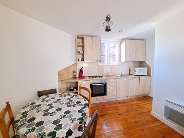 Belle Maison de Ville en Pierre Rénovée avec Appartement, Jardin et Garages