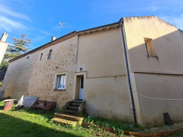 Belle Maison de Ville en Pierre Rénovée avec Appartement, Jardin et Garages