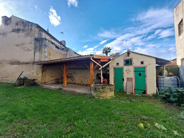 Belle Maison de Ville en Pierre Rénovée avec Appartement, Jardin et Garages