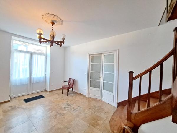 Belle Maison de Ville en Pierre Rénovée avec Appartement, Jardin et Garages