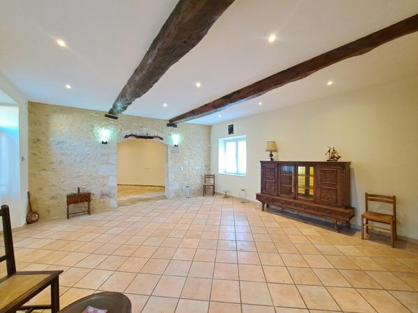 Belle Maison de Ville en Pierre Rénovée avec Appartement, Jardin et Garages
