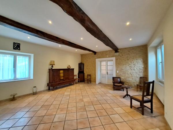 Belle Maison de Ville en Pierre Rénovée avec Appartement, Jardin et Garages