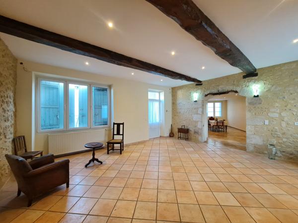 Belle Maison de Ville en Pierre Rénovée avec Appartement, Jardin et Garages