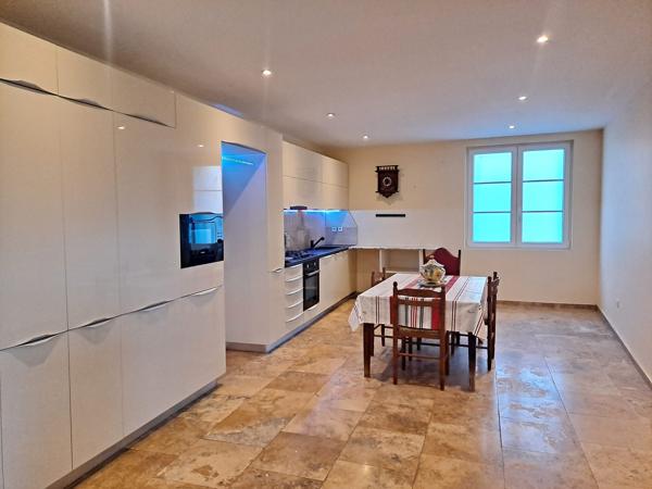 Belle Maison de Ville en Pierre Rénovée avec Appartement, Jardin et Garages