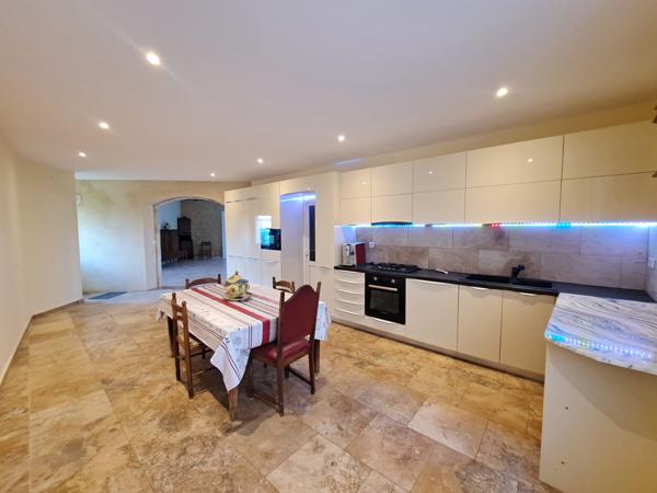 Belle Maison de Ville en Pierre Rénovée avec Appartement, Jardin et Garages